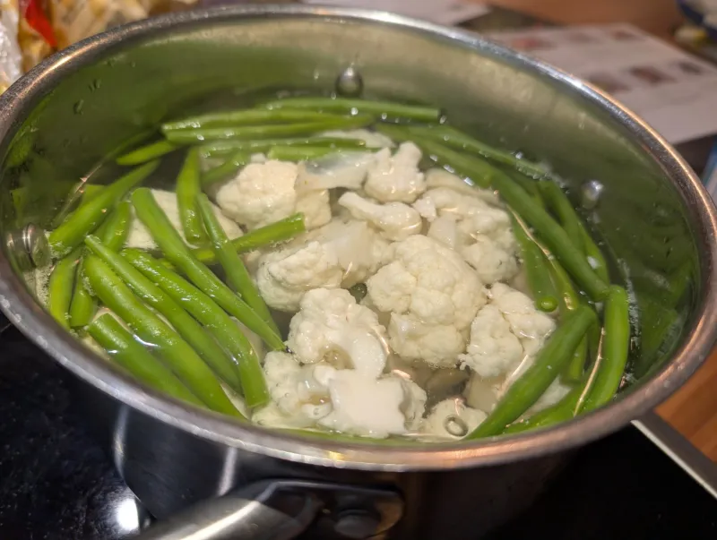 Arbeitsschritt 12: Hackbraten im Speckmantel an Zwiebelsoße