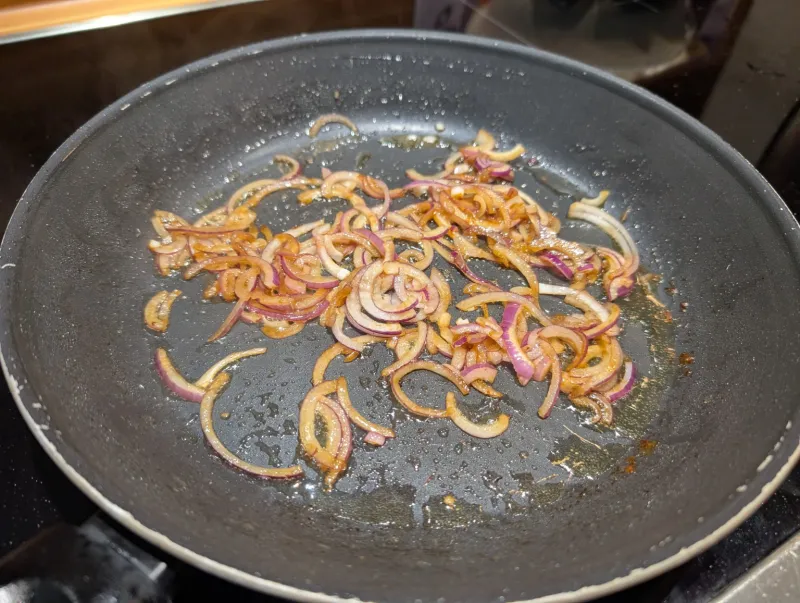 Arbeitsschritt 13: Hackbraten im Speckmantel an Zwiebelsoße
