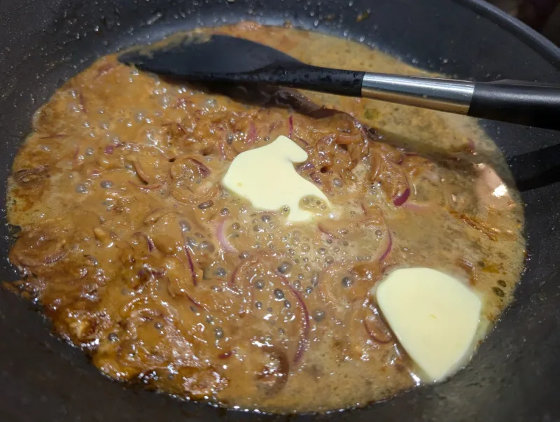 Arbeitsschritt 14: Hackbraten im Speckmantel an Zwiebelsoße