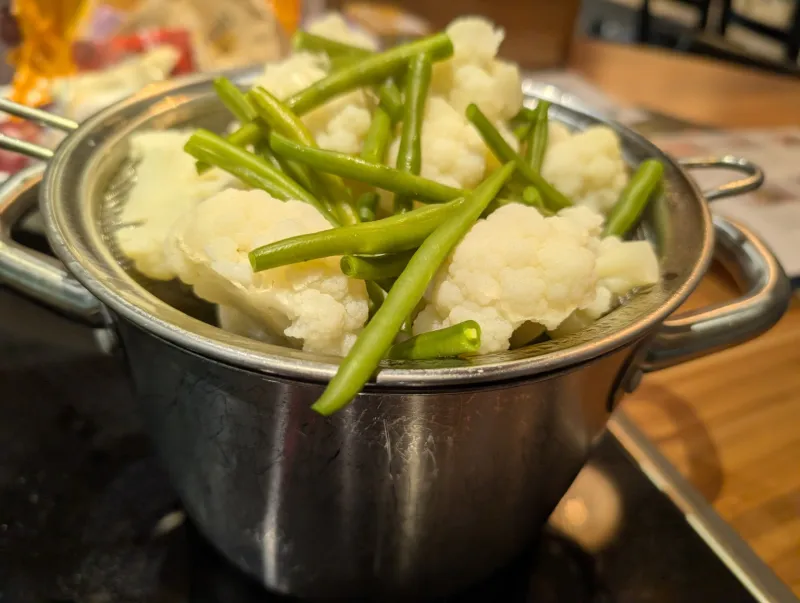 Arbeitsschritt 15: Hackbraten im Speckmantel an Zwiebelsoße