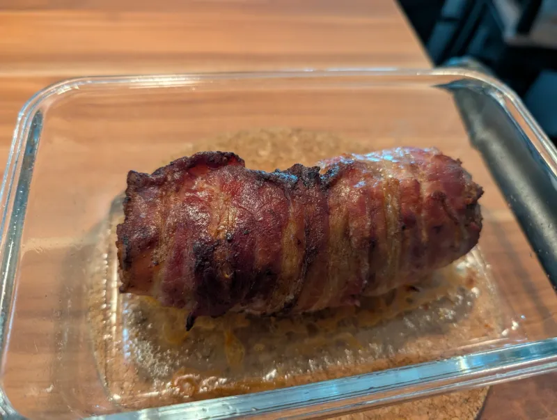 Arbeitsschritt 17: Hackbraten im Speckmantel an Zwiebelsoße
