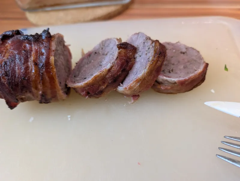 Arbeitsschritt 18: Hackbraten im Speckmantel an Zwiebelsoße