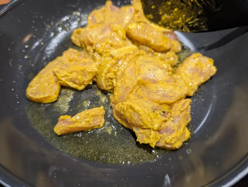 Arbeitsschritt 10: Würziges Madras-Hühnerbrust Filet