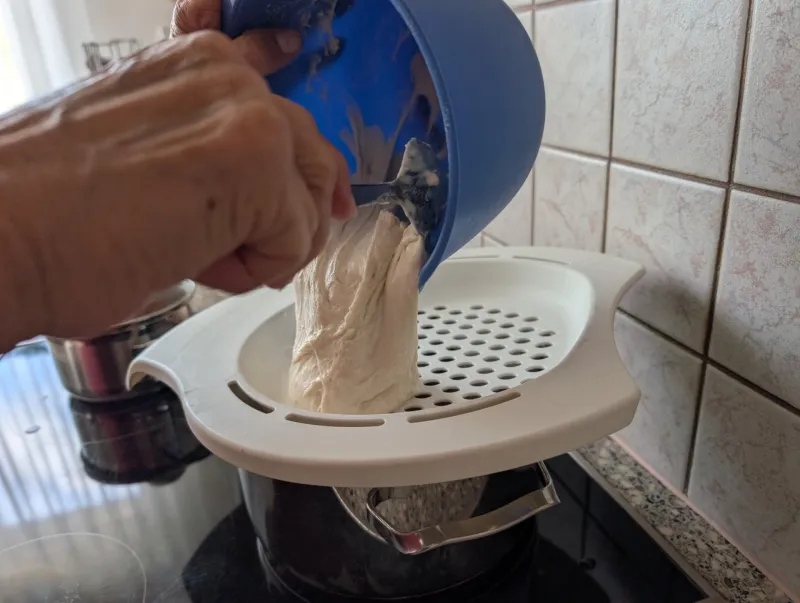 Arbeitsschritt 3: Vali Omas zauberhaft fluffige Eiernockerl 🔥