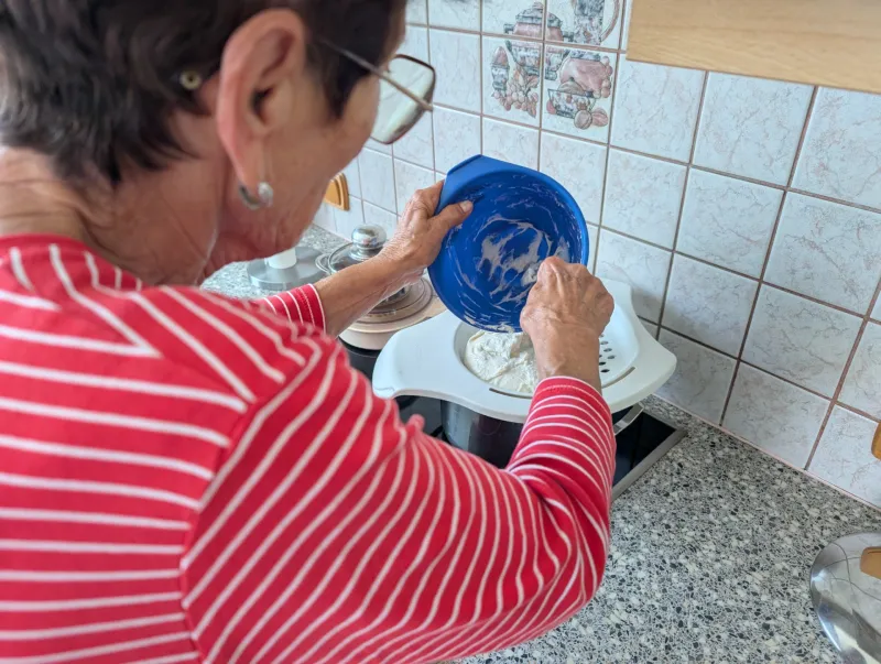 Arbeitsschritt 4: Vali Omas zauberhaft fluffige Eiernockerl 🔥