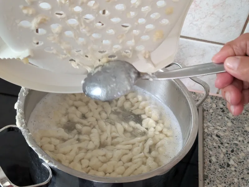 Arbeitsschritt 6: Vali Omas zauberhaft fluffige Eiernockerl 🔥