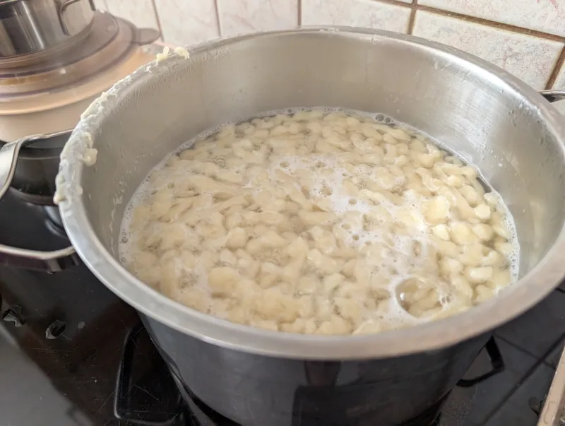 Arbeitsschritt 8: Vali Omas zauberhaft fluffige Eiernockerl 🔥