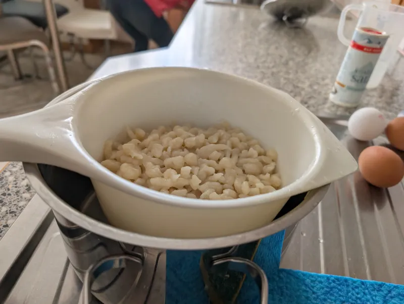 Arbeitsschritt 10: Vali Omas zauberhaft fluffige Eiernockerl 🔥