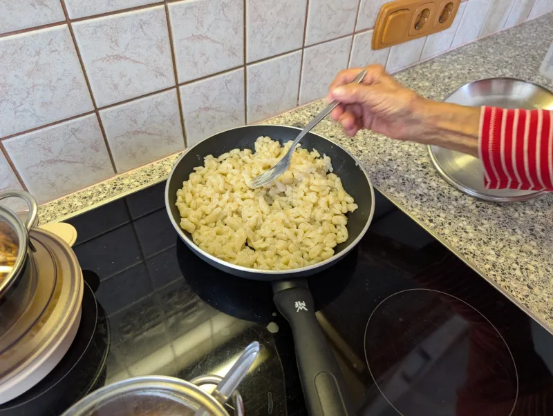 Arbeitsschritt 14: Vali Omas zauberhaft fluffige Eiernockerl 🔥