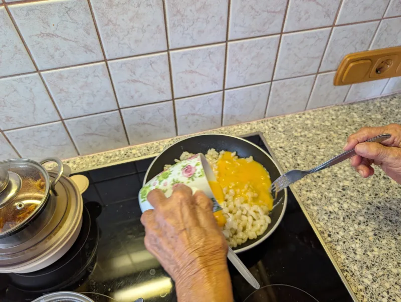 Arbeitsschritt 15: Vali Omas zauberhaft fluffige Eiernockerl 🔥