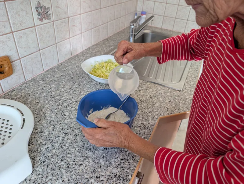 Arbeitsschritt 1: Vali Omas zauberhaft fluffige Eiernockerl 🔥