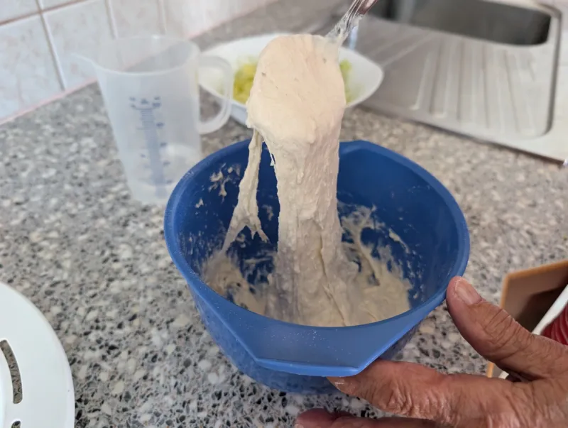 Arbeitsschritt 2: Vali Omas zauberhaft fluffige Eiernockerl 🔥