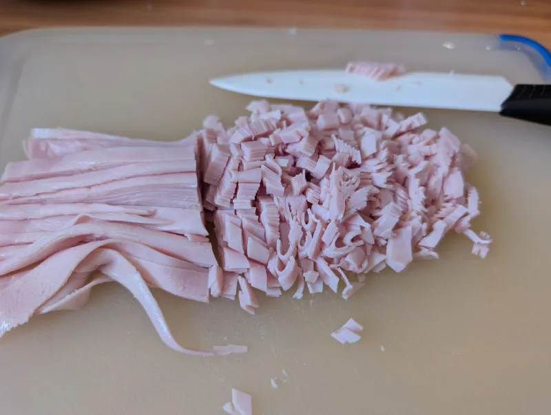 Arbeitsschritt 2: Bergkäse Hörnchen-Pfanne mit Schinken