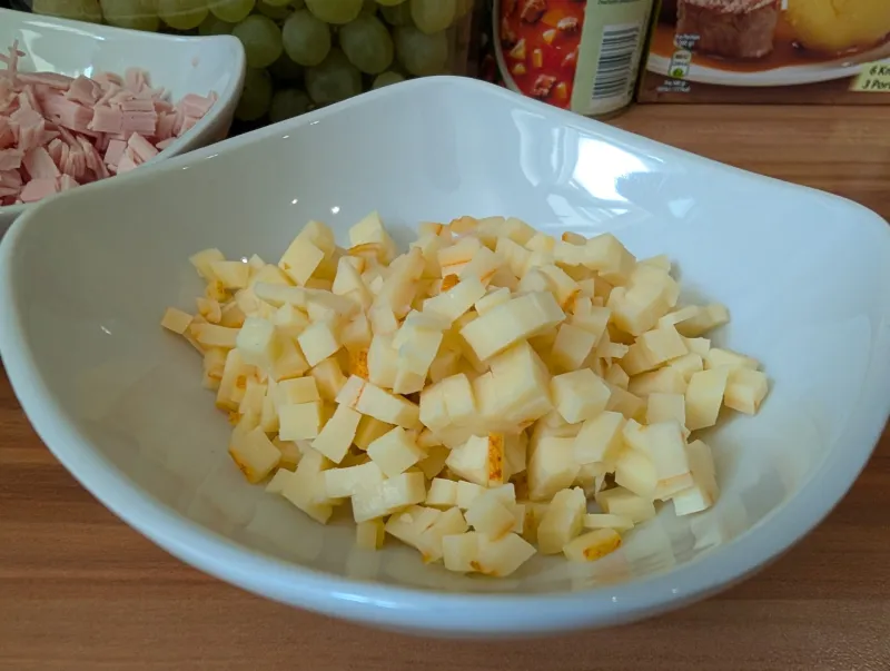 Arbeitsschritt 4: Bergkäse Hörnchen-Pfanne mit Schinken