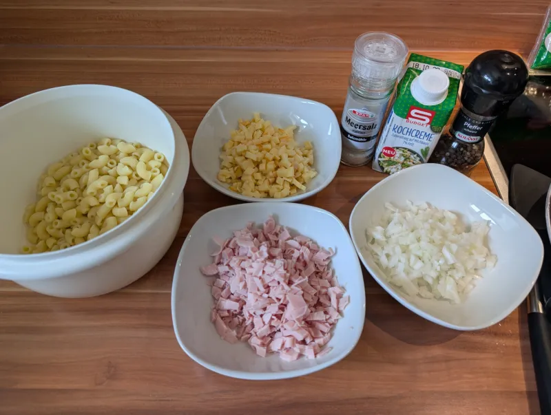 Arbeitsschritt 6: Bergkäse Hörnchen-Pfanne mit Schinken