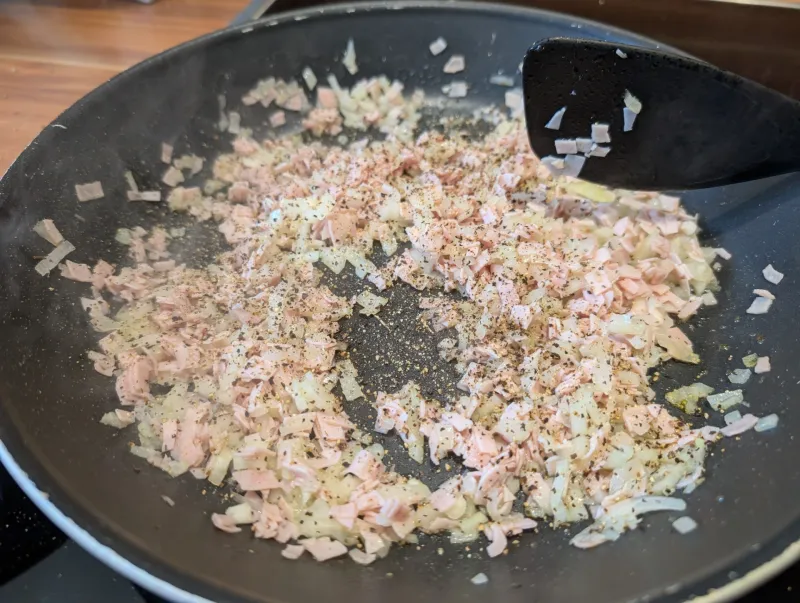 Arbeitsschritt 7: Bergkäse Hörnchen-Pfanne mit Schinken