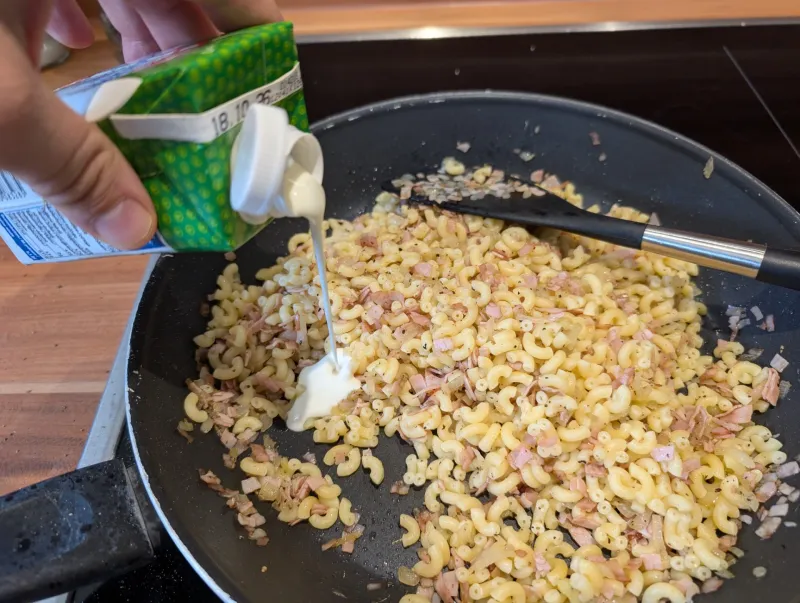 Arbeitsschritt 8: Bergkäse Hörnchen-Pfanne mit Schinken