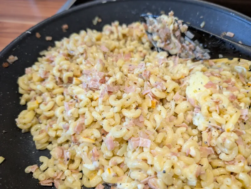Arbeitsschritt 9: Bergkäse Hörnchen-Pfanne mit Schinken