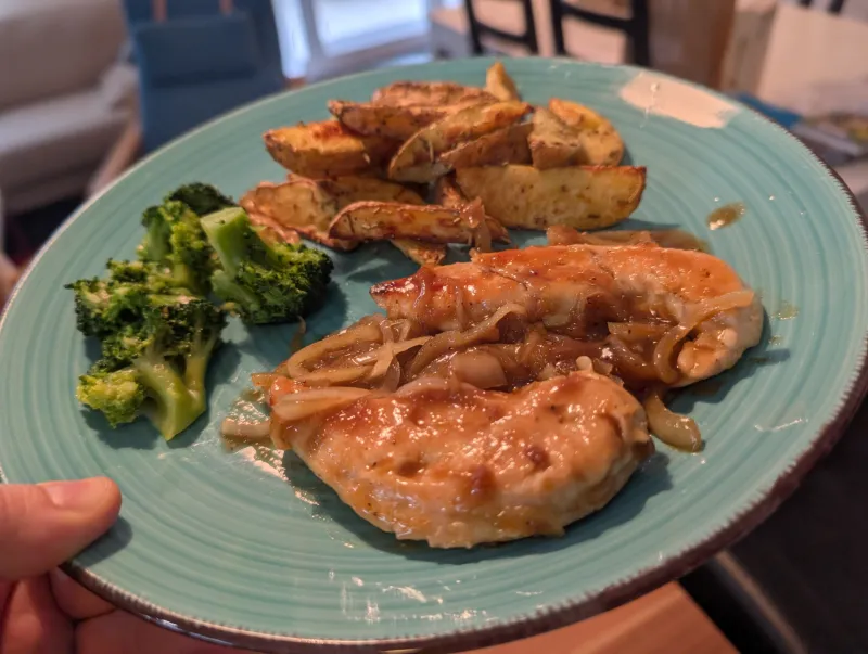 Arbeitsschritt 8: Hühnerfilet an sticky Zwiebel-Orangensoße
