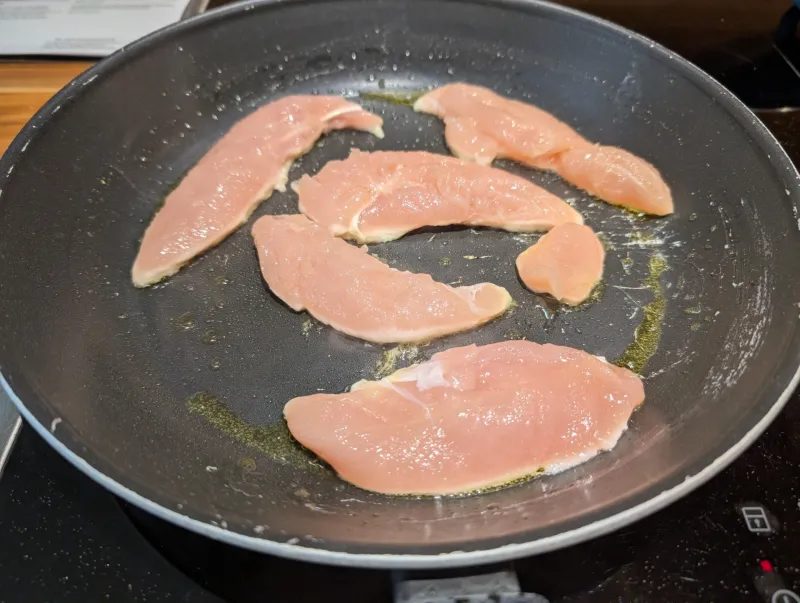 Arbeitsschritt 4: Hühnerfilet an sticky Zwiebel-Orangensoße