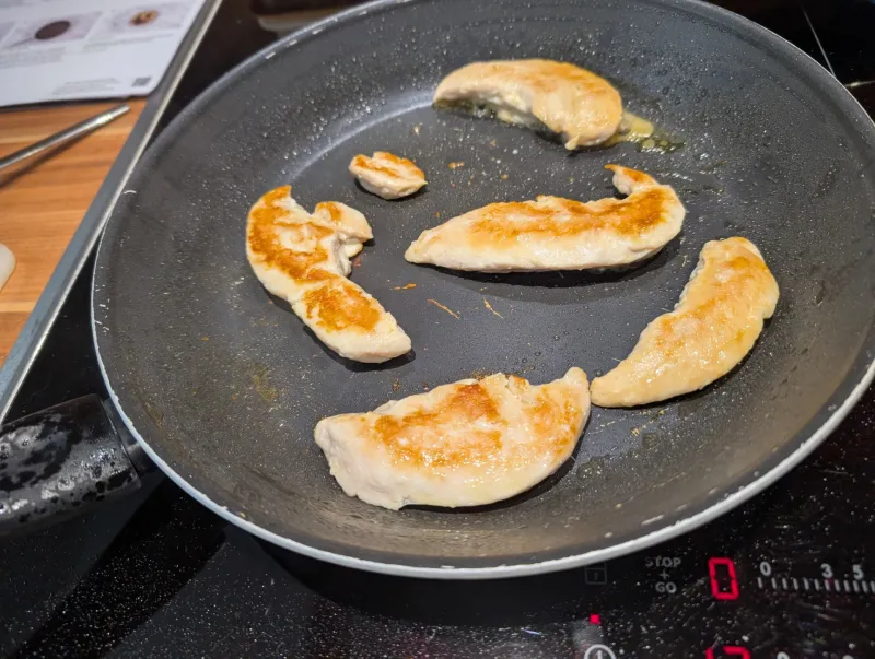 Arbeitsschritt 5: Hühnerfilet an sticky Zwiebel-Orangensoße