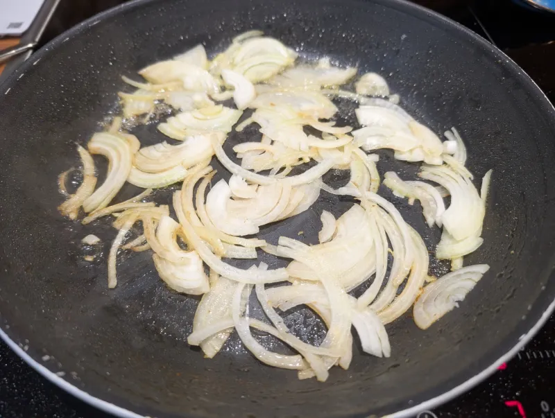 Arbeitsschritt 6: Hühnerfilet an sticky Zwiebel-Orangensoße