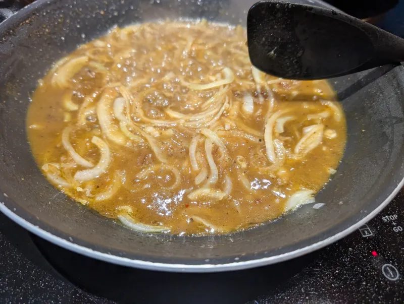 Arbeitsschritt 7: Hühnerfilet an sticky Zwiebel-Orangensoße