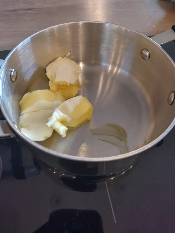 Arbeitsschritt 1: Grießnockerl für die Suppe - aka Grießnockerlsuppe