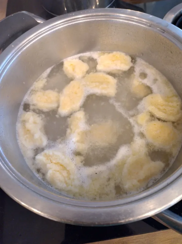 Arbeitsschritt 6: Grießnockerl für die Suppe - aka Grießnockerlsuppe