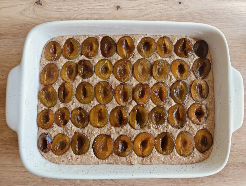 Arbeitsschritt 10: Herbstlicher Zwetschgen-Nuss-Gries Kuchen