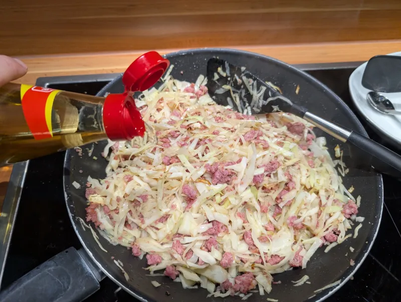 Arbeitsschritt 5: Salsiccia Weißkraut Protein Wraps mit Klebreis