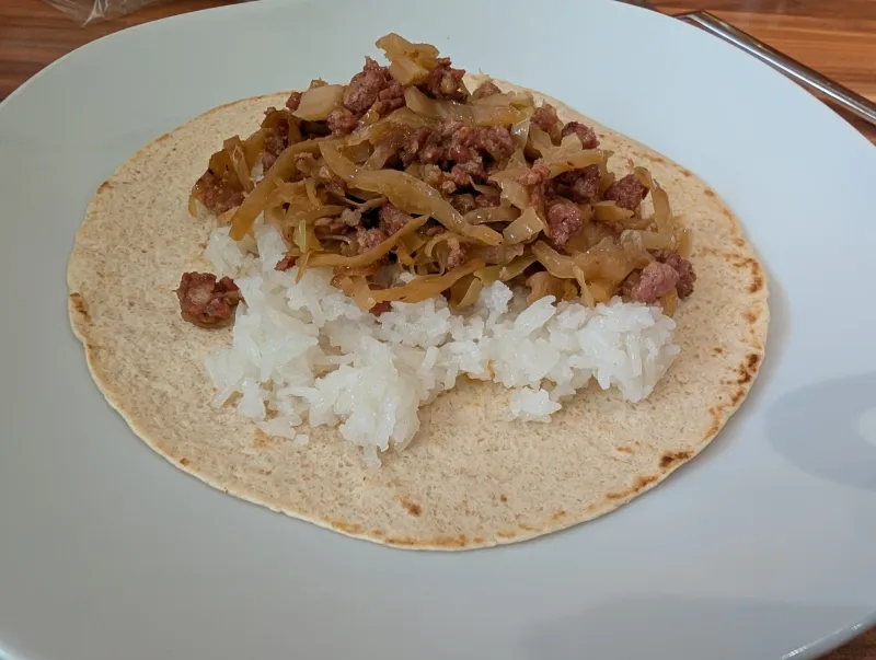 Arbeitsschritt 9: Salsiccia Weißkraut Protein Wraps mit Klebreis