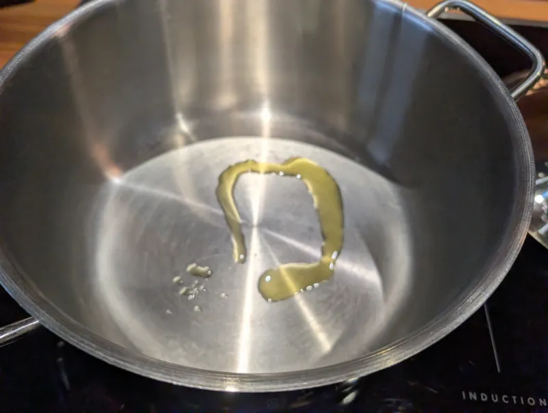 Arbeitsschritt 1: Kräftige Rindsuppe aus Suppenfleisch und Knochen