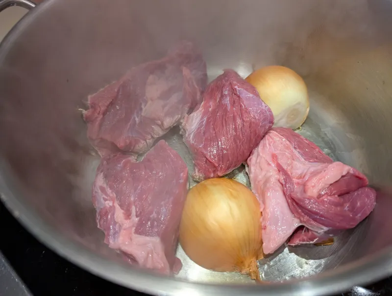 Arbeitsschritt 2: Kräftige Rindsuppe aus Suppenfleisch und Knochen
