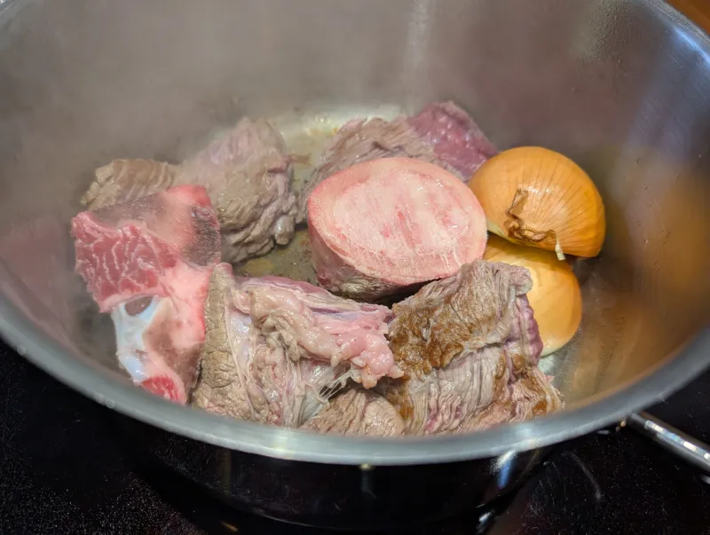 Arbeitsschritt 3: Kräftige Rindsuppe aus Suppenfleisch und Knochen