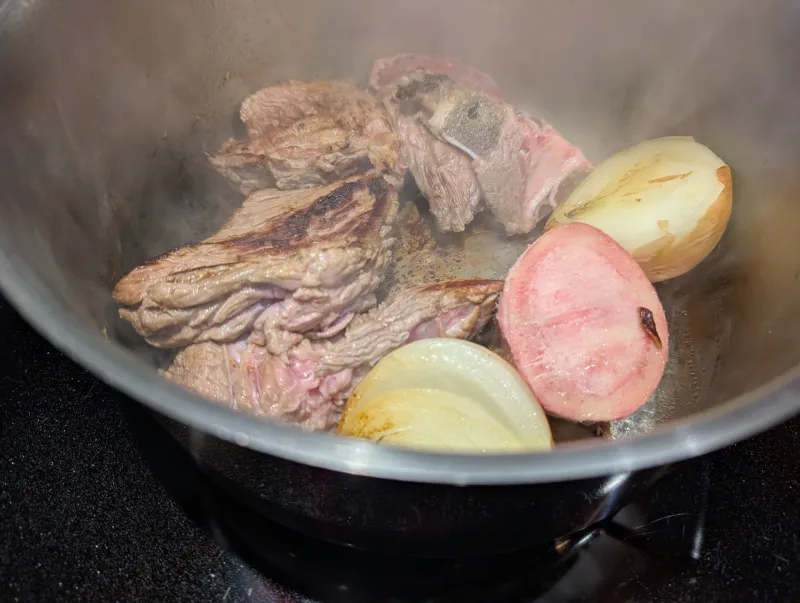 Arbeitsschritt 4: Kräftige Rindsuppe aus Suppenfleisch und Knochen