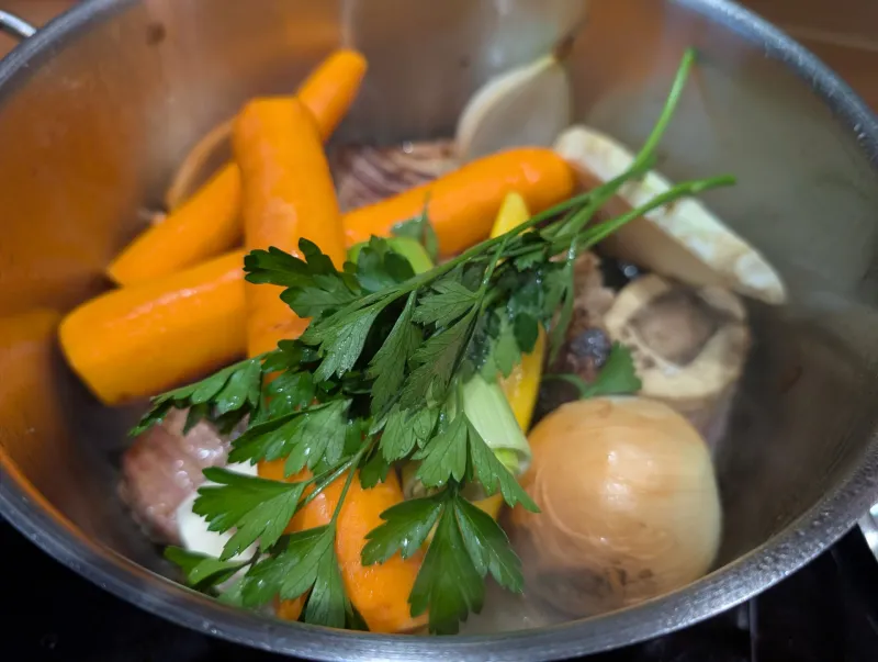 Arbeitsschritt 6: Kräftige Rindsuppe aus Suppenfleisch und Knochen
