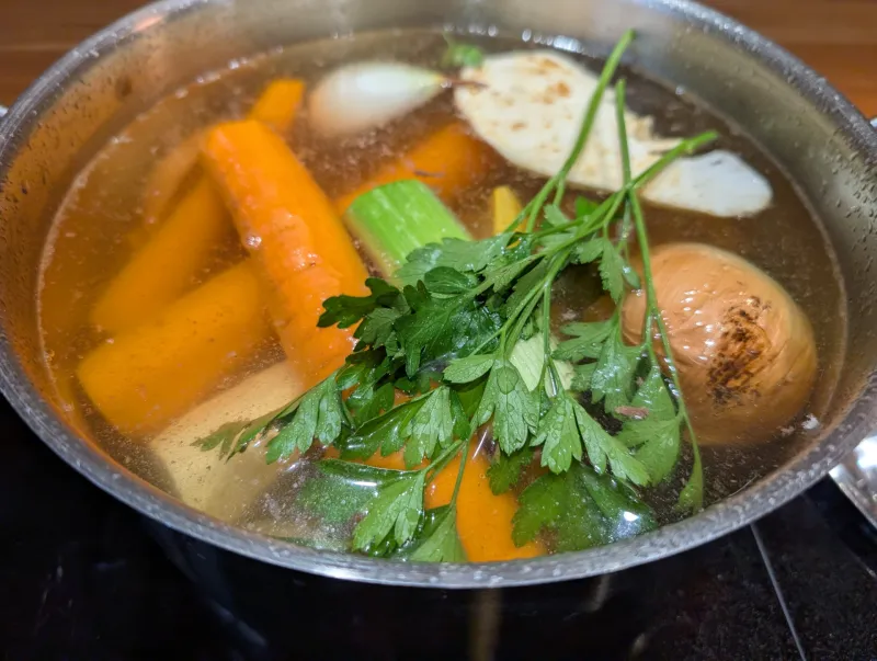Arbeitsschritt 7: Kräftige Rindsuppe aus Suppenfleisch und Knochen