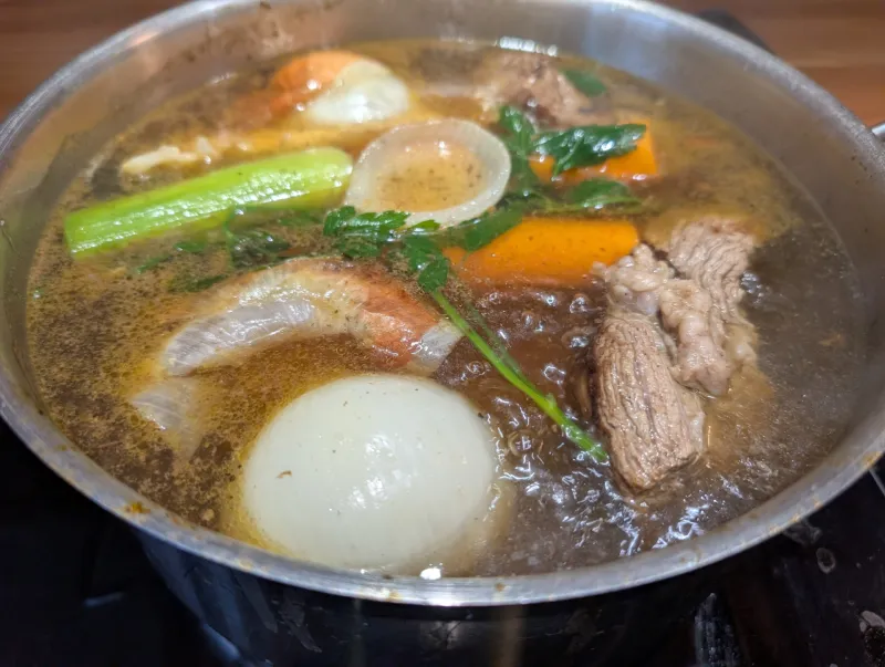 Arbeitsschritt 8: Kräftige Rindsuppe aus Suppenfleisch und Knochen