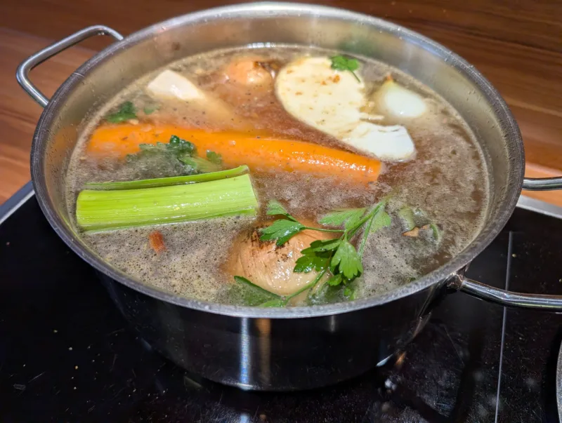 Arbeitsschritt 9: Kräftige Rindsuppe aus Suppenfleisch und Knochen