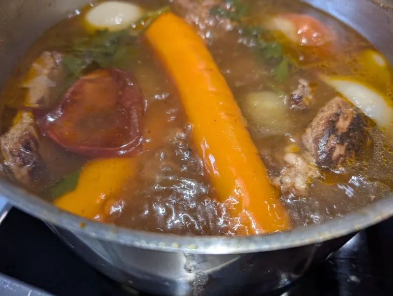 Arbeitsschritt 10: Kräftige Rindsuppe aus Suppenfleisch und Knochen