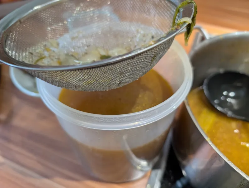 Arbeitsschritt 11: Kräftige Rindsuppe aus Suppenfleisch und Knochen