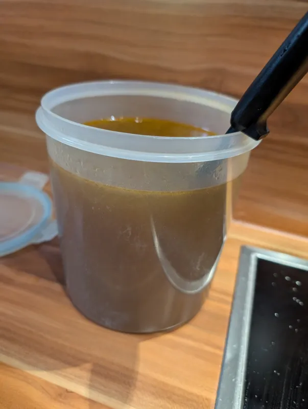 Arbeitsschritt 12: Kräftige Rindsuppe aus Suppenfleisch und Knochen
