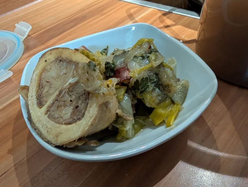 Arbeitsschritt 13: Kräftige Rindsuppe aus Suppenfleisch und Knochen