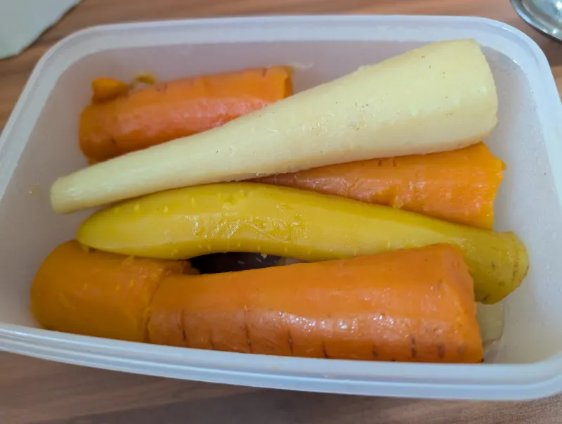Arbeitsschritt 14: Kräftige Rindsuppe aus Suppenfleisch und Knochen