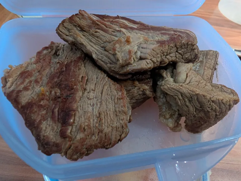 Arbeitsschritt 15: Kräftige Rindsuppe aus Suppenfleisch und Knochen