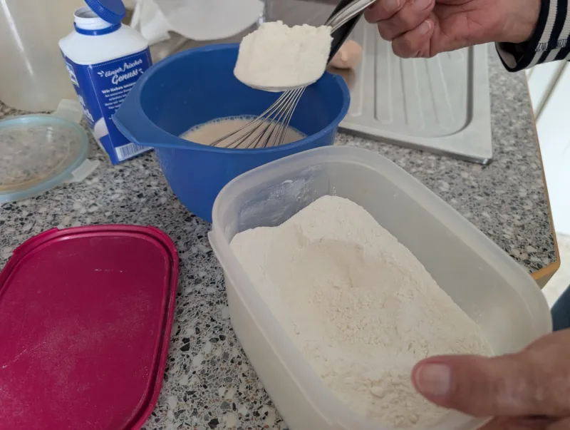 Arbeitsschritt 4: Hauchdünne Palatschinken mit Marmelade und Zucker (Oma Style)
