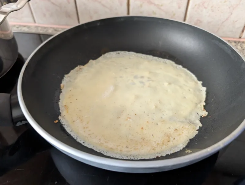 Arbeitsschritt 8: Hauchdünne Palatschinken mit Marmelade und Zucker (Oma Style)