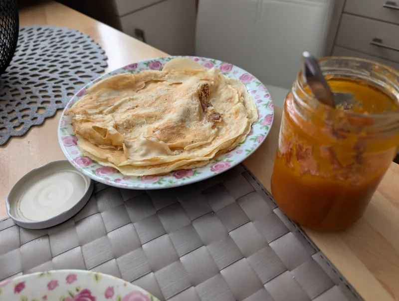 Arbeitsschritt 13: Hauchdünne Palatschinken mit Marmelade und Zucker (Oma Style)