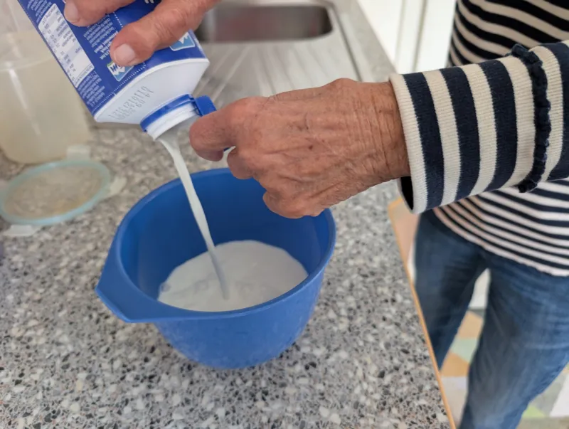 Arbeitsschritt 1: Oma's superdünn geschnittene Fritattensuppe